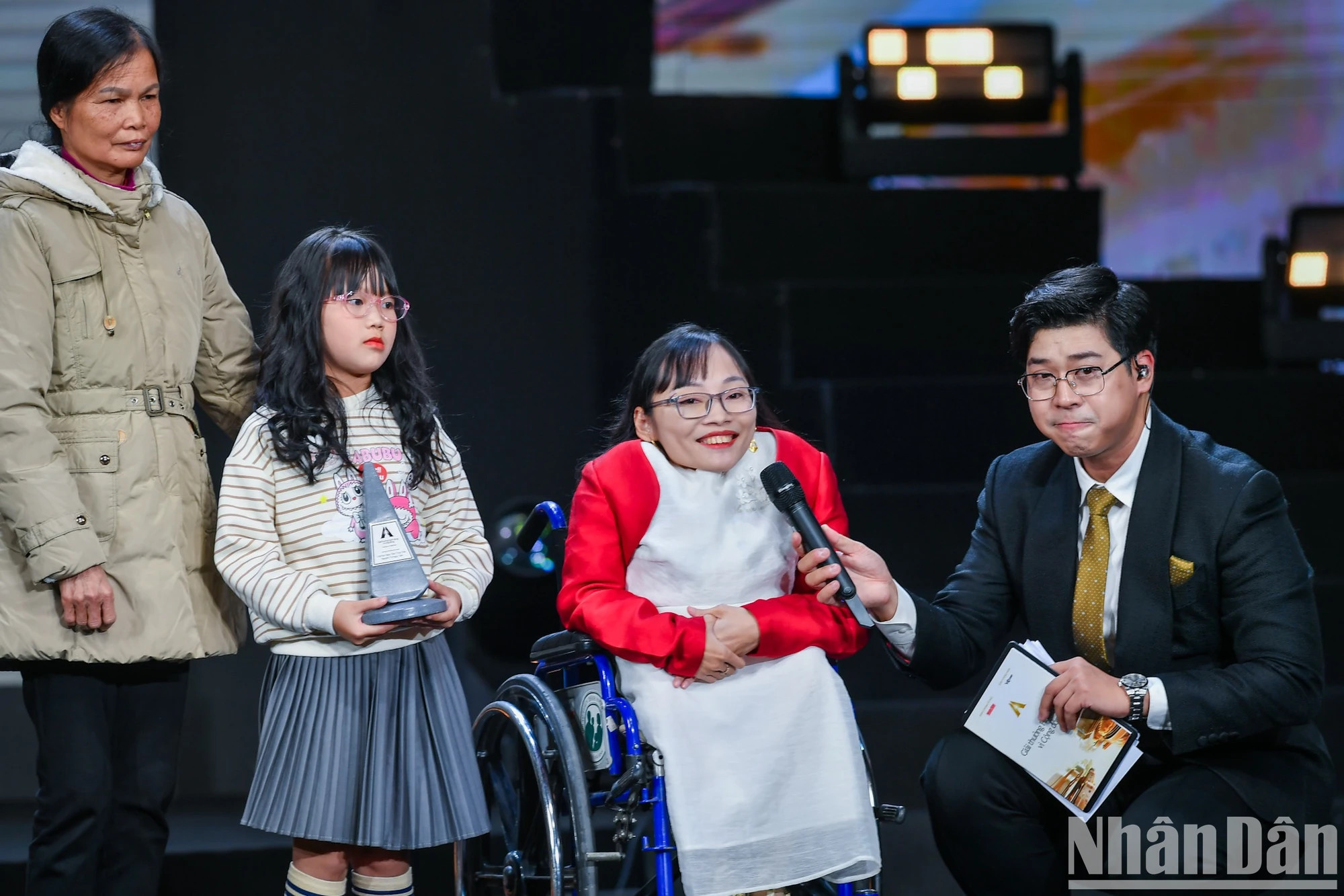 项目代表发表讲话。 项目代表发表讲话。