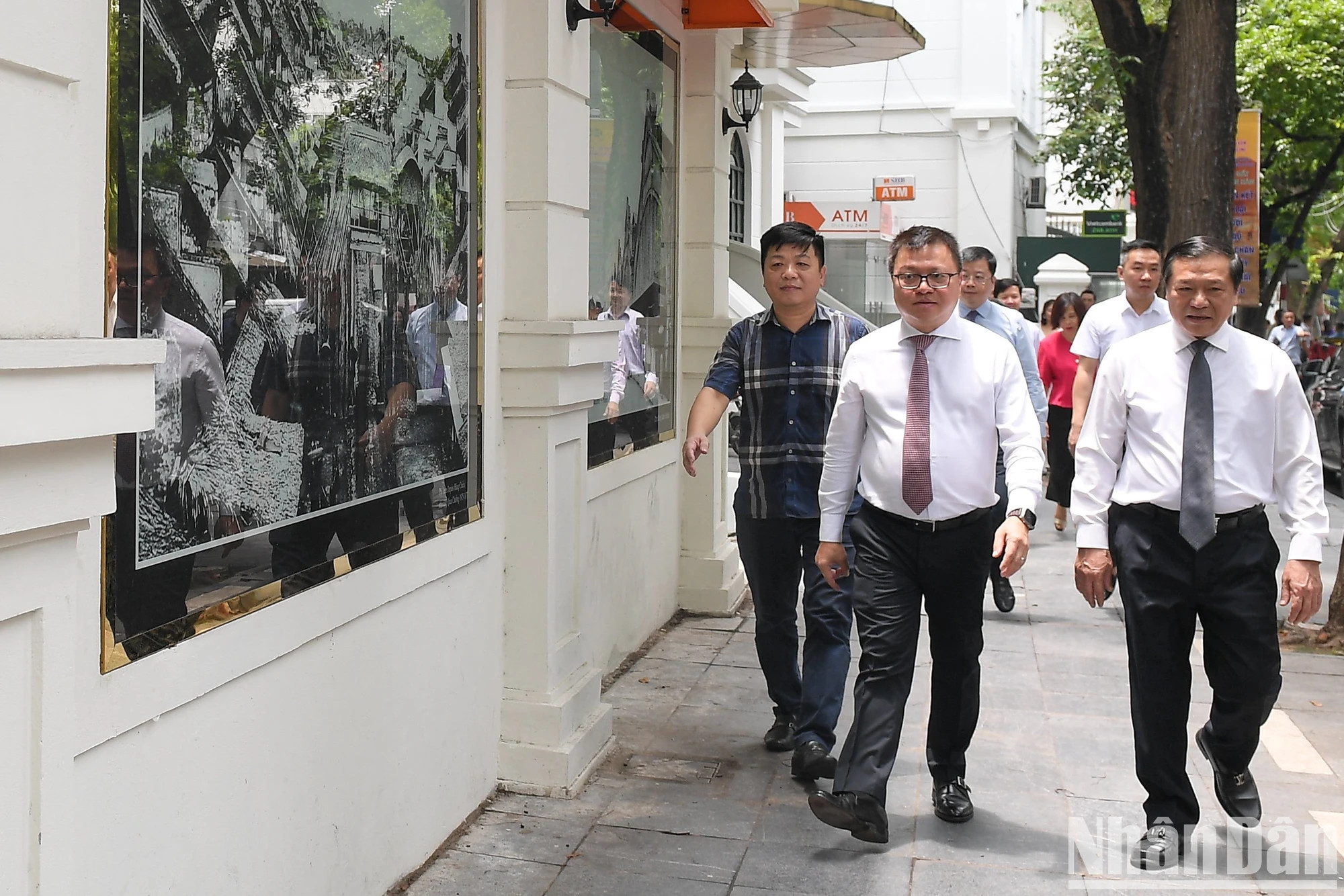 各位代表参观《人民报》社门口的展示区。 各位代表参观《人民报》社门口的展示区。