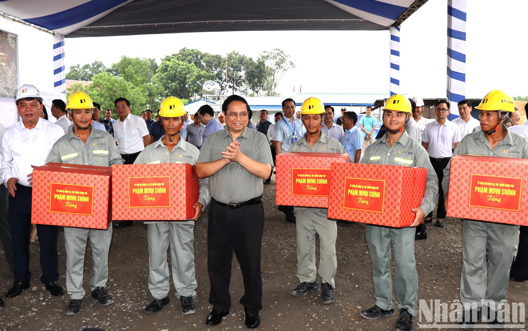 范明正总理向项目施工单位赠送礼物。 范明正总理向项目施工单位赠送礼物。