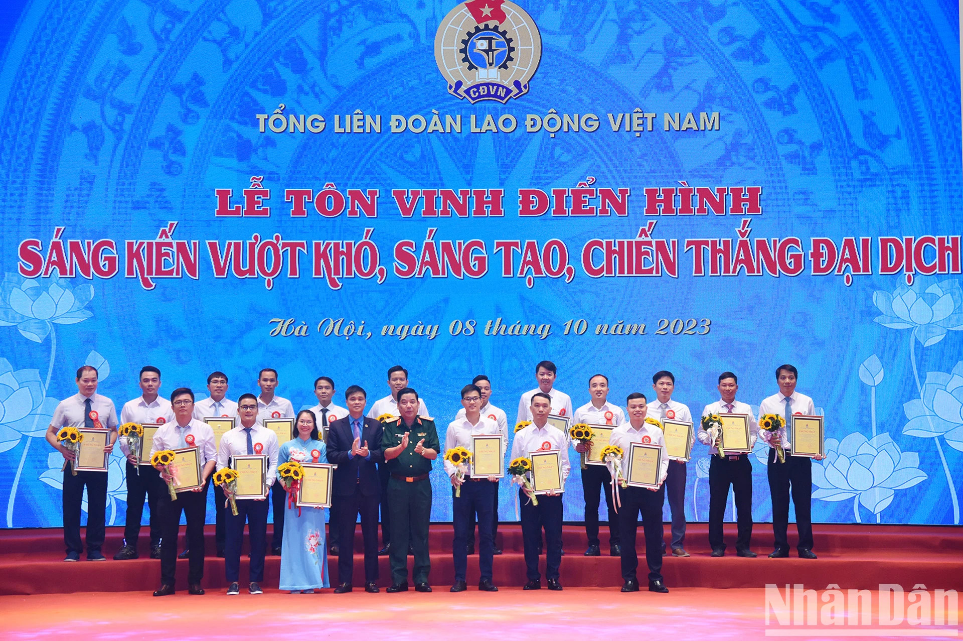 荣获奖状的各位代表。