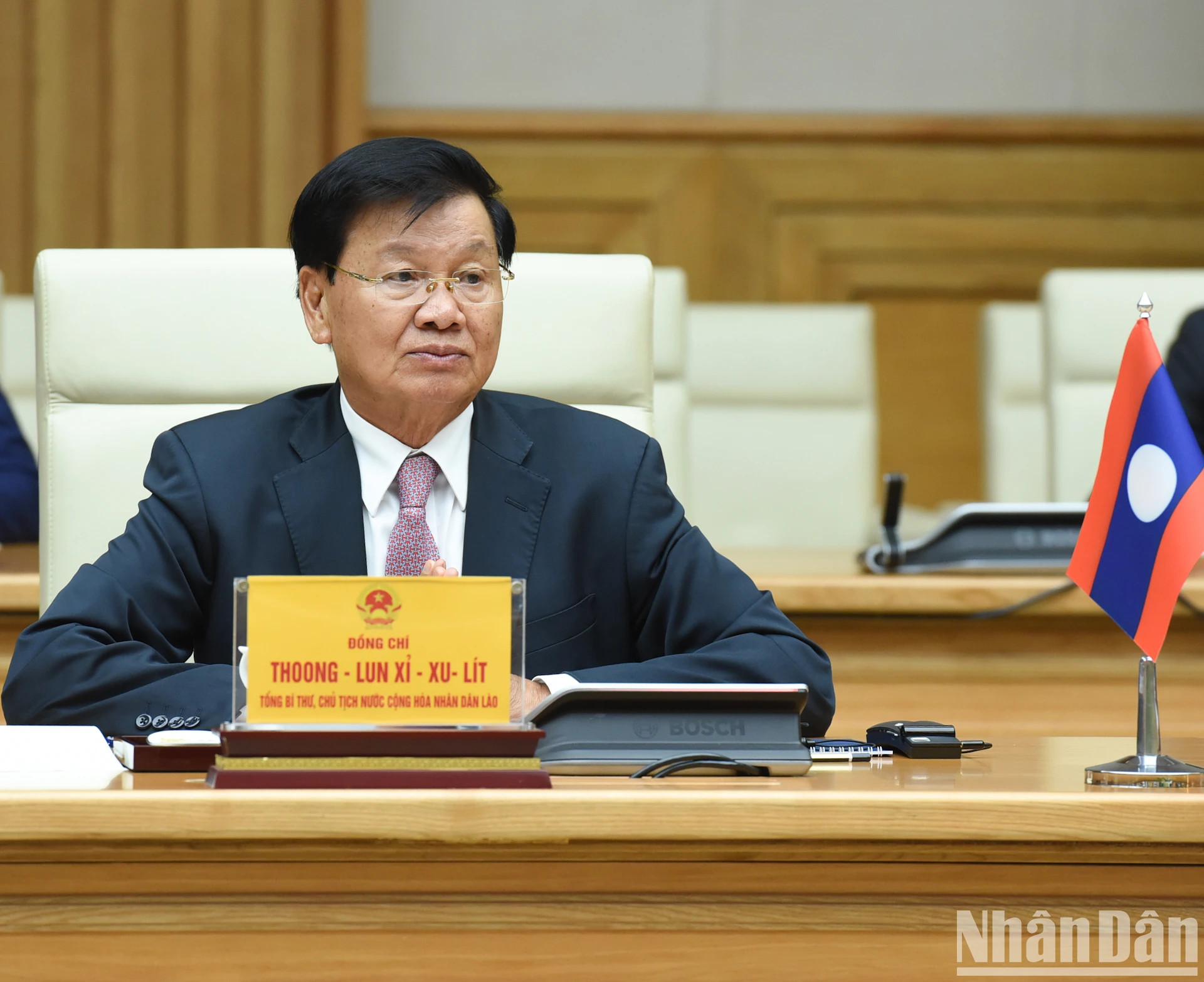 老挝人民革命党中央总书记、国家主席通伦·西苏发表讲话。 老挝人民革命党中央总书记、国家主席通伦·西苏发表讲话。