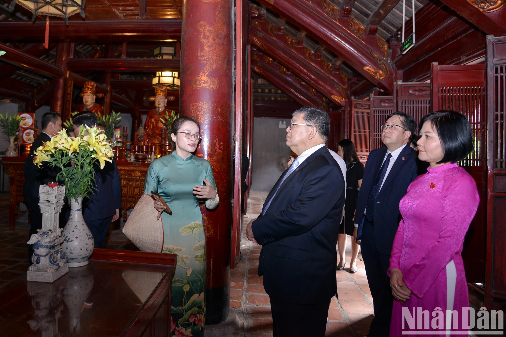 马来西亚国会下议院议长佐哈里·阿卜杜勒一行参观了大中门、奎文阁、大成殿、进士碑等古老建筑工程;听取关于万世师表朱文安的介绍等。 马来西亚国会下议院议长佐哈里·阿卜杜勒一行参观了大中门、奎文阁、大成殿、进士碑等古老建筑工程;听取关于万世师表朱文安的介绍等。