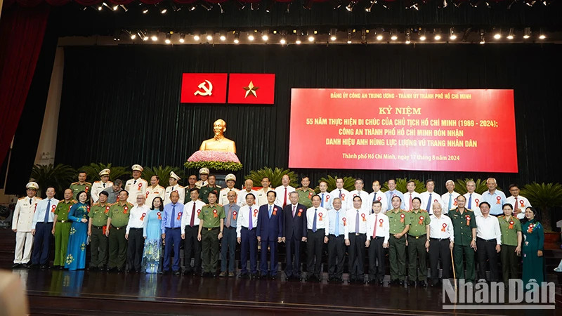 越共中央总书记、国家主席苏林，党和国家领导、原领导人合影。