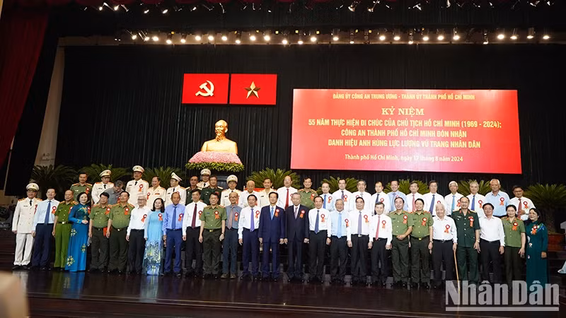 越共中央总书记、国家主席苏林，党和国家领导、原领导人合影。