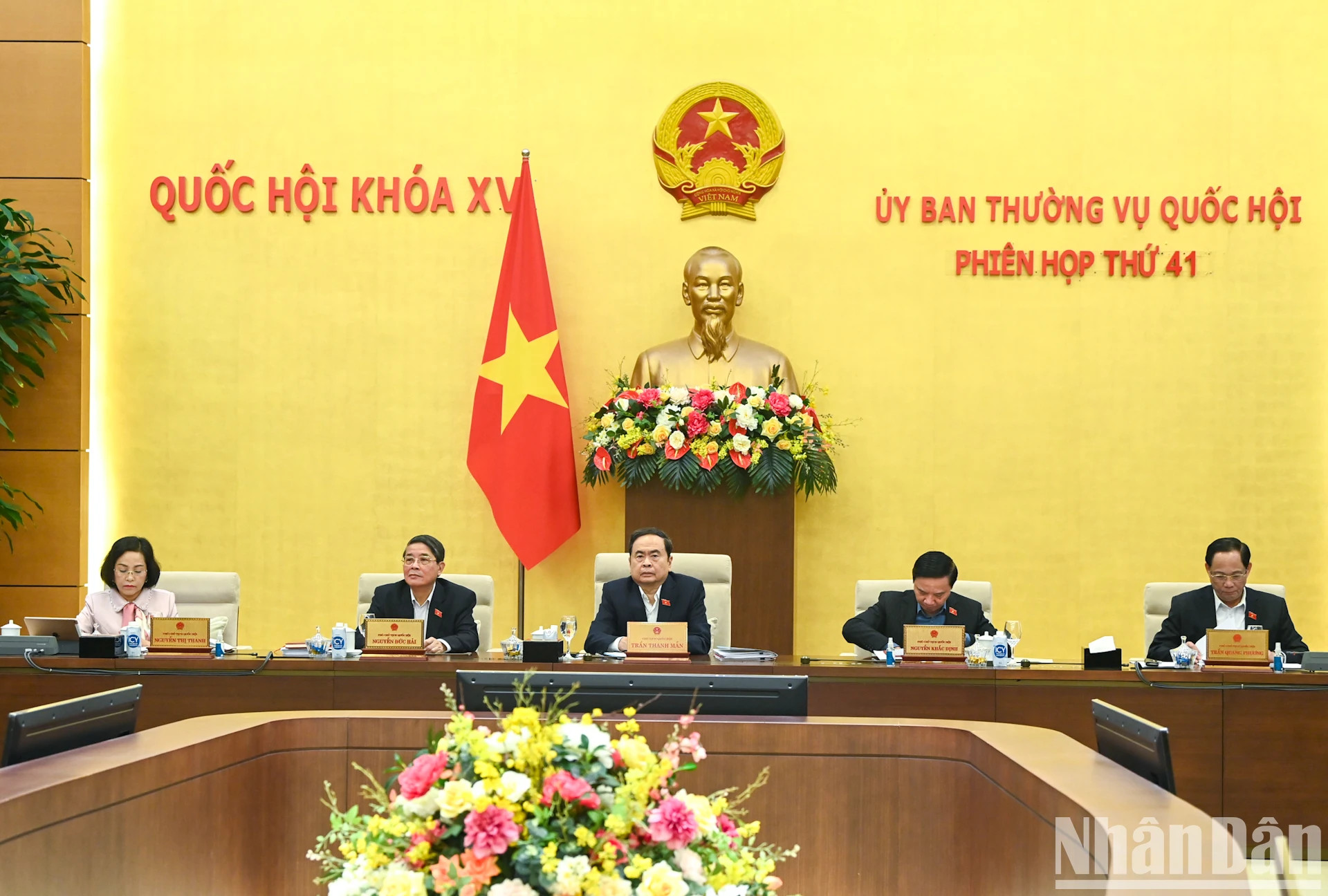 国会主席陈青敏和各位国会副主席主持会议。