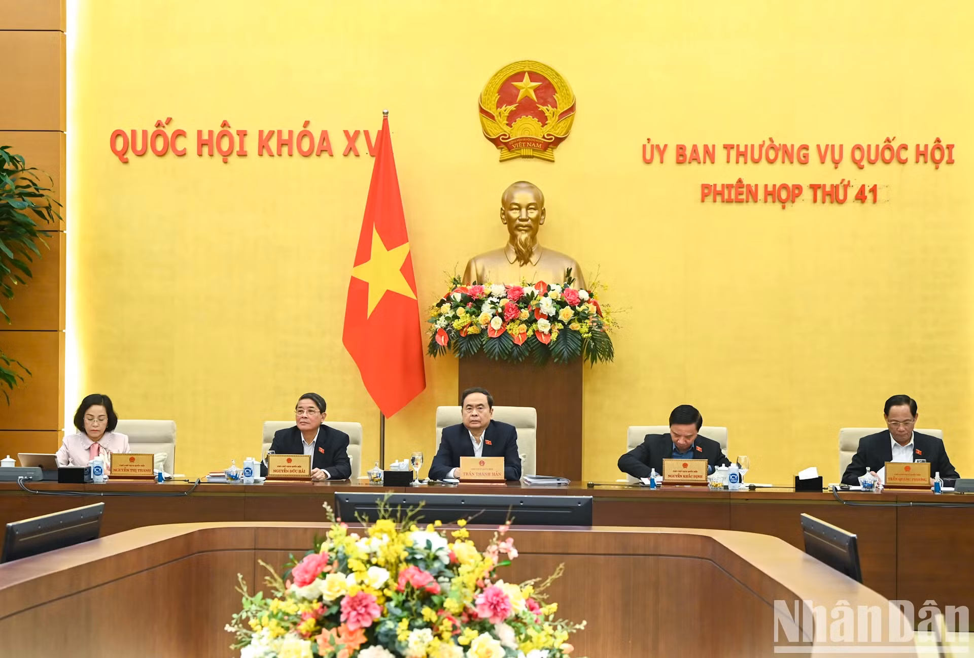 国会主席陈青敏和各位国会副主席主持会议。