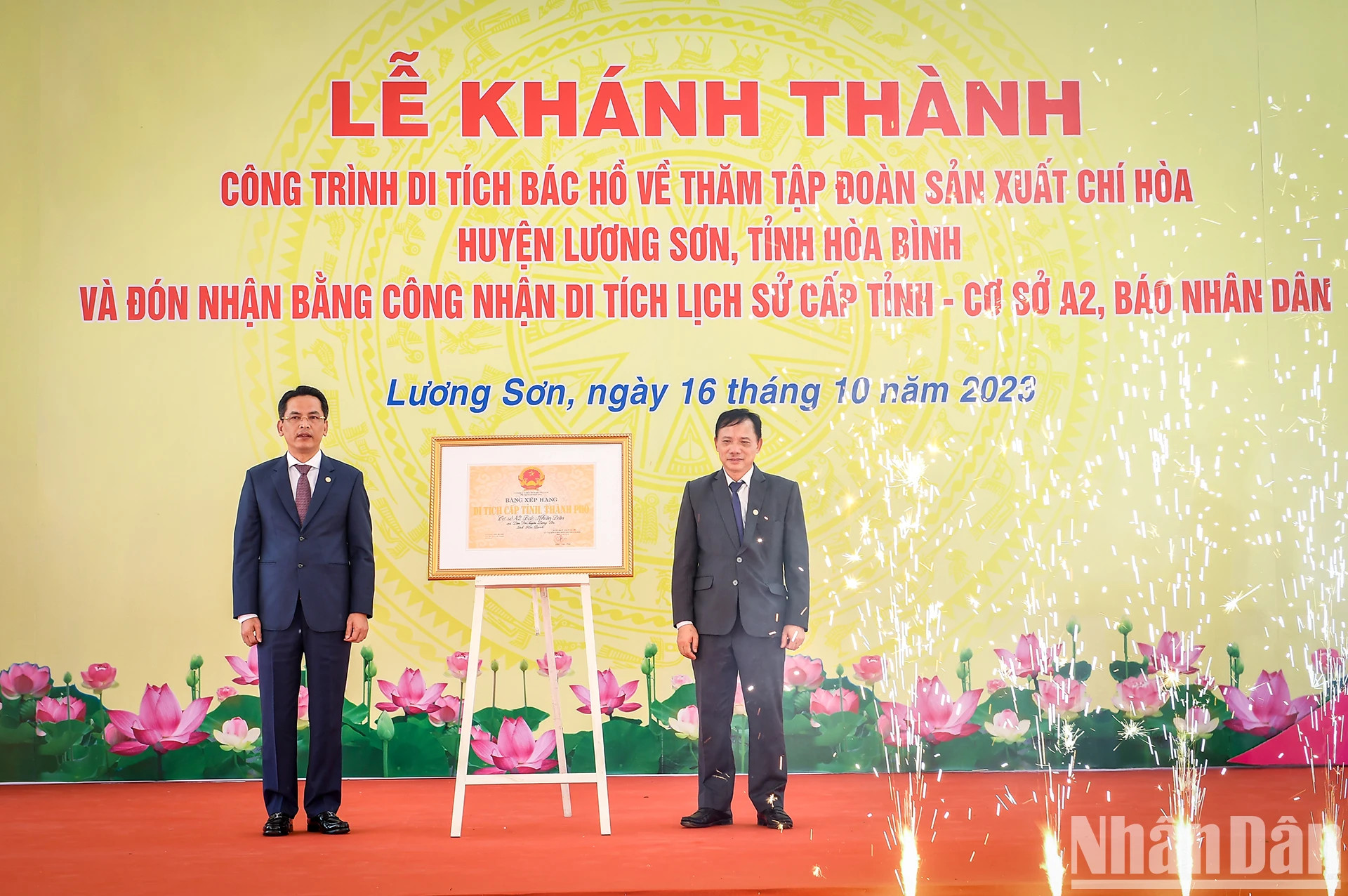 和平省省委副书记、人民委员会主席裴文庆向梁山县县委副书记、人民委员会主席阮文名授予《人民报》社甲二号基地省级历史文化遗迹证书。