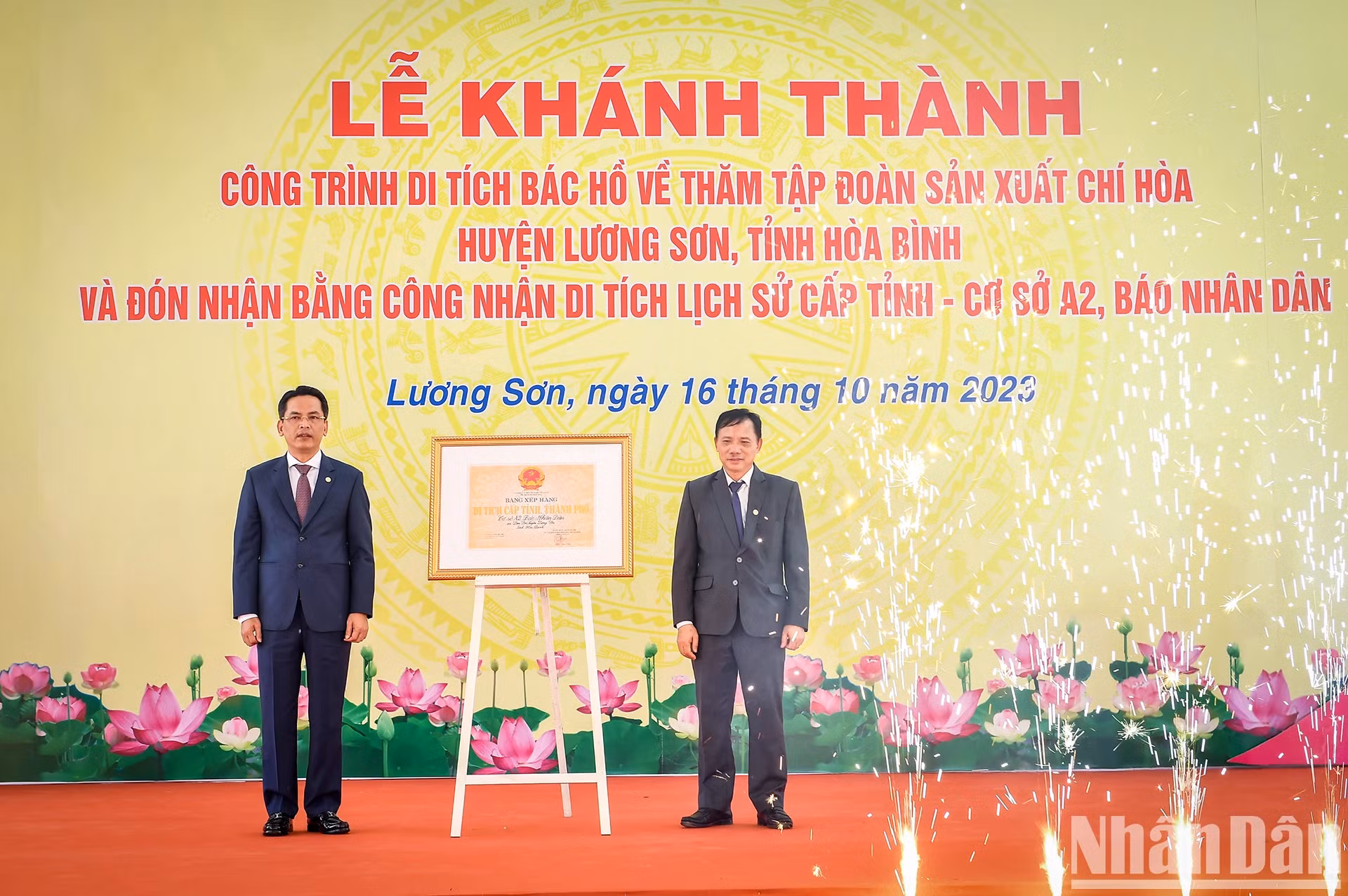 和平省省委副书记、人民委员会主席裴文庆向梁山县县委副书记、人民委员会主席阮文名授予《人民报》社甲二号基地省级历史文化遗迹证书。