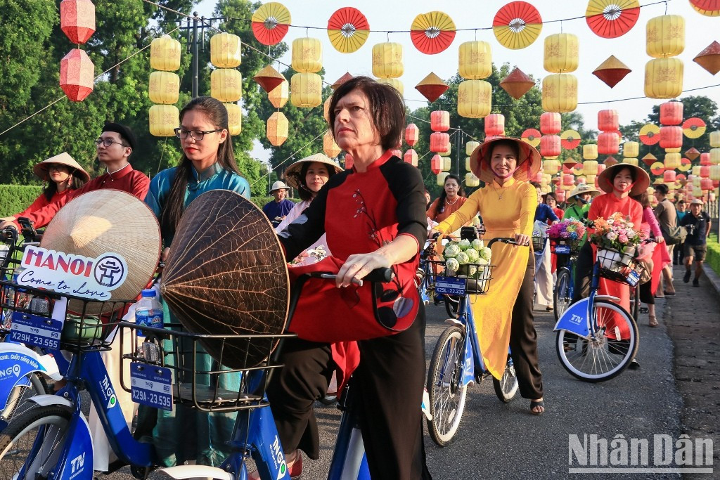 越南遗产之友协会副主席Stella Ciorra女士参加活动。