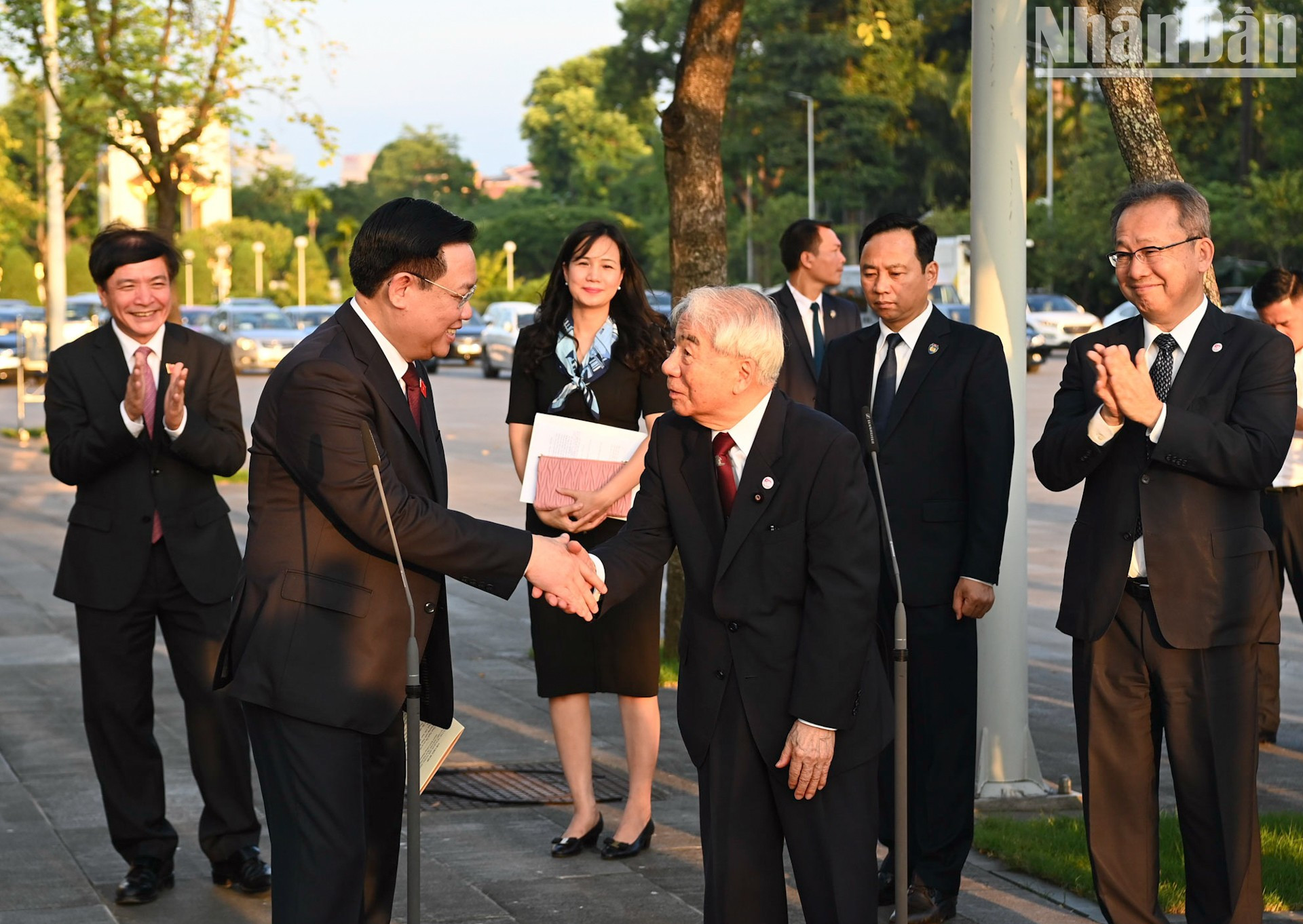 国会主席王廷惠和日本参议院议长尾辻秀久。 国会主席王廷惠和日本参议院议长尾辻秀久。