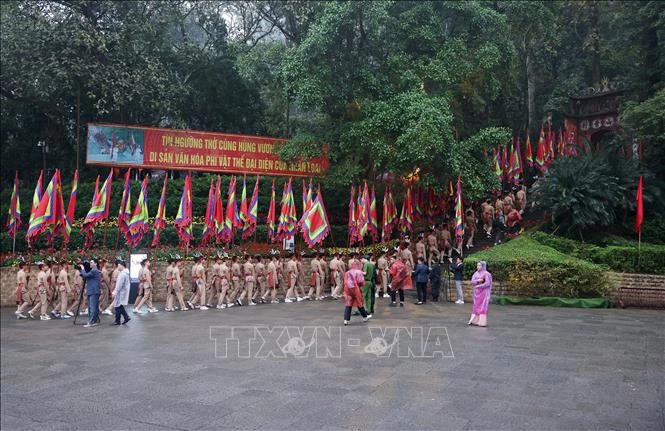越南国家主席梁强前往义岭山峰向各位雄王敬香【组图】 ảnh 2 越南国家主席梁强前往义岭山峰向各位雄王敬香【组图】 ảnh 2