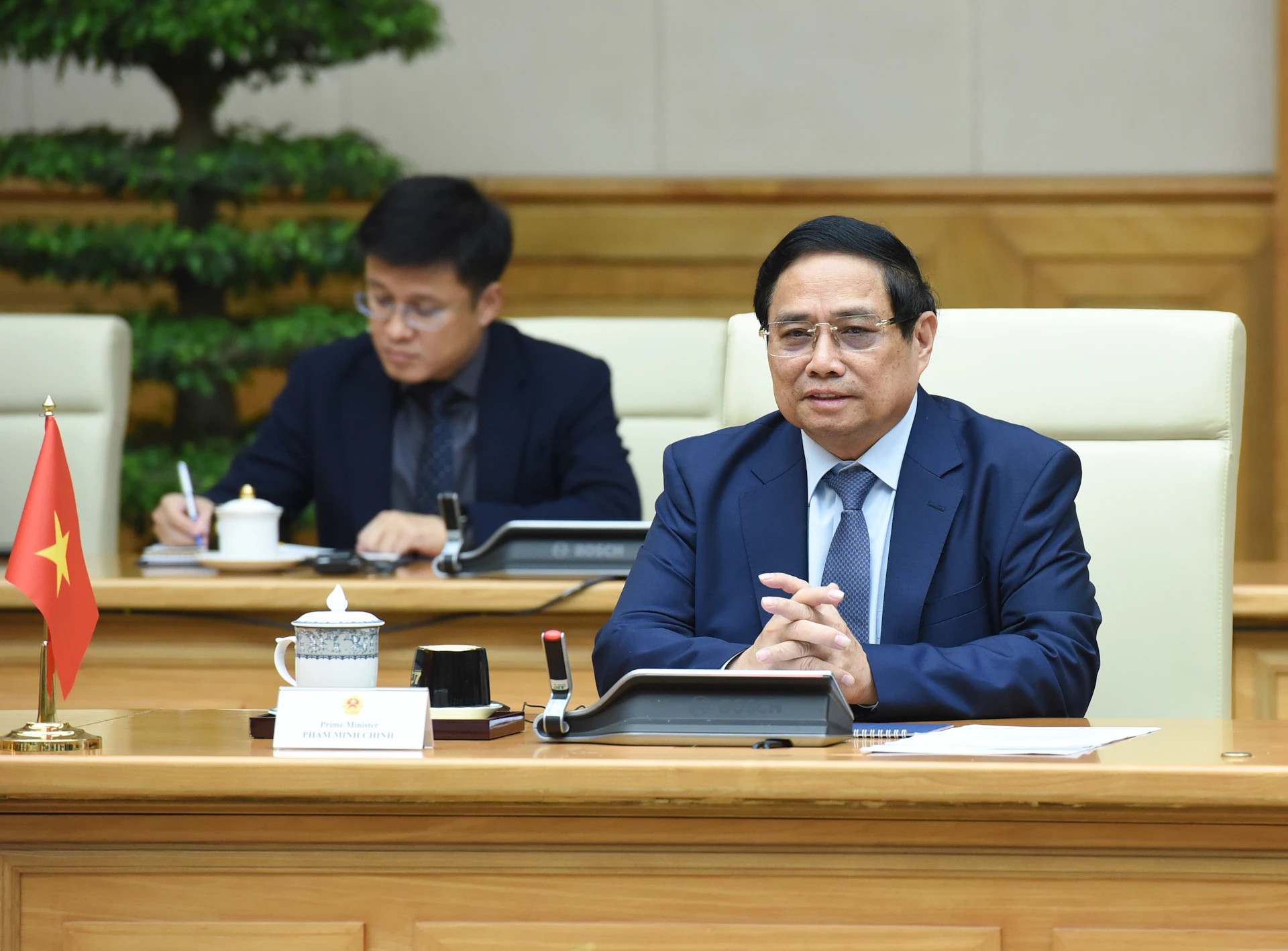 范明正总理发表讲话。