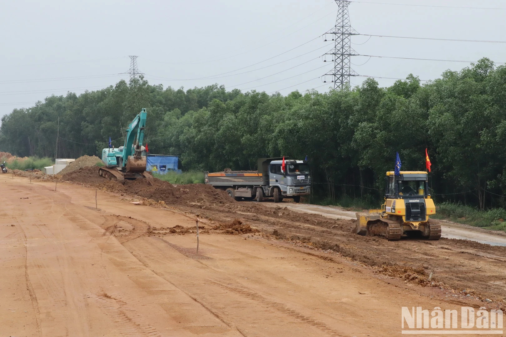 边和-头顿高速公路项目途经同奈省路段施工场地。 边和-头顿高速公路项目途经同奈省路段施工场地。