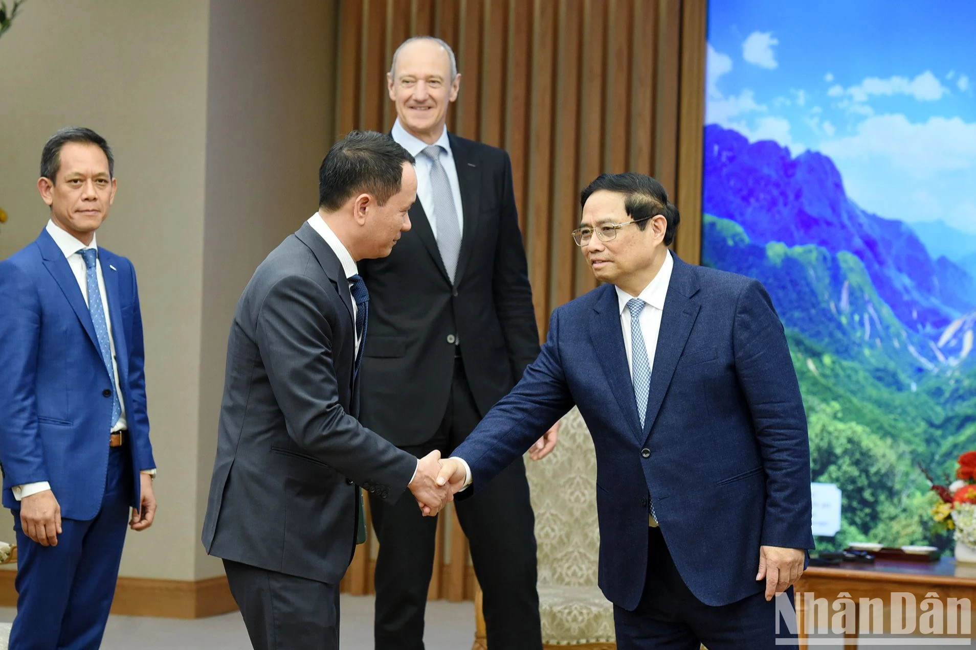 越南政府总理范明正欢迎陪同西门子集团总裁兼首席执行官罗兰·布施出访的各位代表。