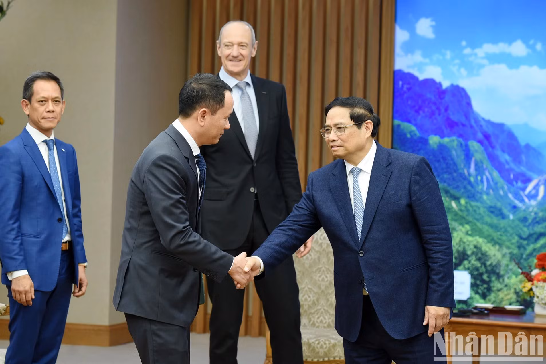 越南政府总理范明正欢迎陪同西门子集团总裁兼首席执行官罗兰·布施出访的各位代表。