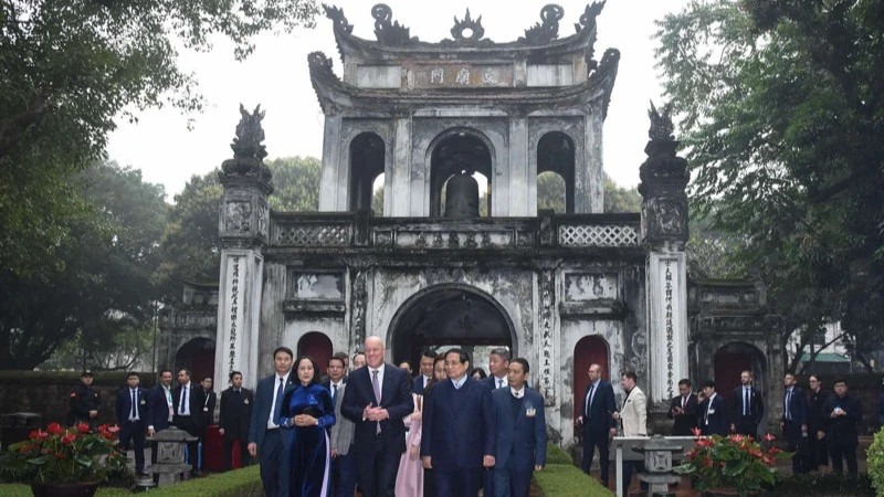 越南政府总理范明正与新西兰总理卢克森参观文庙-国子监。 越南政府总理范明正与新西兰总理卢克森参观文庙-国子监。