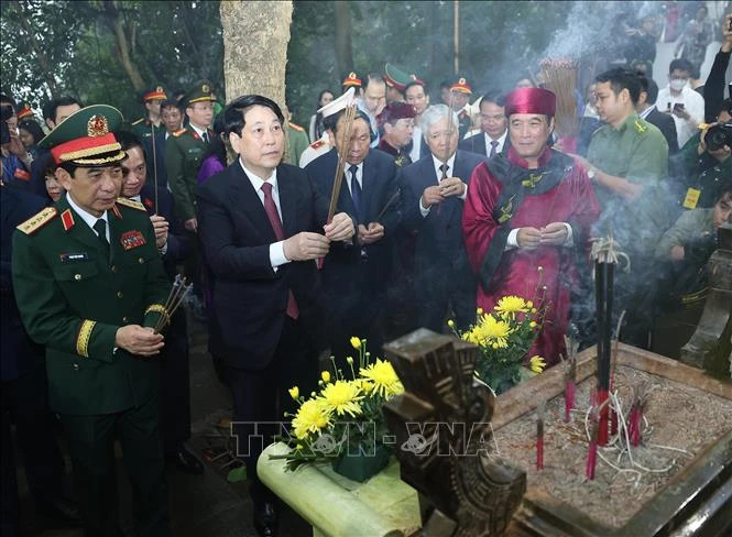 越南国家主席梁强前往义岭山峰向各位雄王敬香【组图】 ảnh 6 越南国家主席梁强前往义岭山峰向各位雄王敬香【组图】 ảnh 6