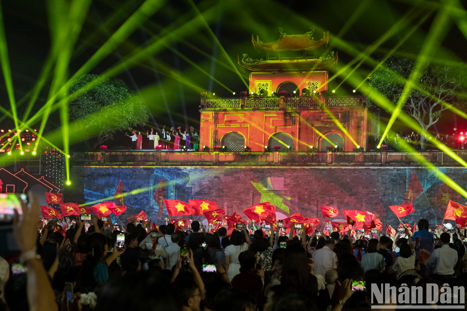 节目再现了首都接管日的雄伟气氛。 节目再现了首都接管日的雄伟气氛。
