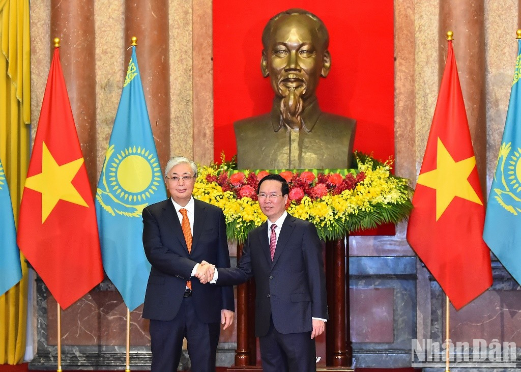 越南国家主席武文赏和哈萨克斯坦总统卡瑟姆若马尔特 · 托卡耶夫。 越南国家主席武文赏和哈萨克斯坦总统卡瑟姆若马尔特 · 托卡耶夫。