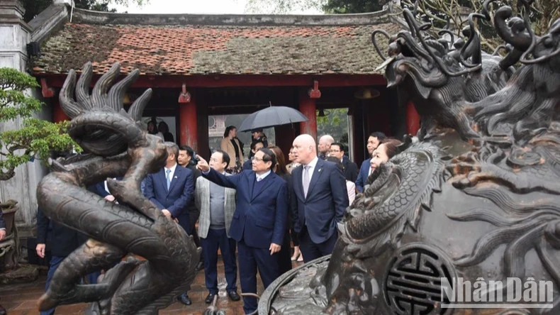 越南政府总理范明正向新西兰总理卢克森介绍文庙-国子监的文物。 越南政府总理范明正向新西兰总理卢克森介绍文庙-国子监的文物。