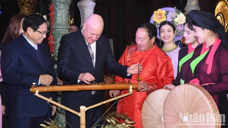 新西兰总理体验越南传统乐器。 新西兰总理体验越南传统乐器。