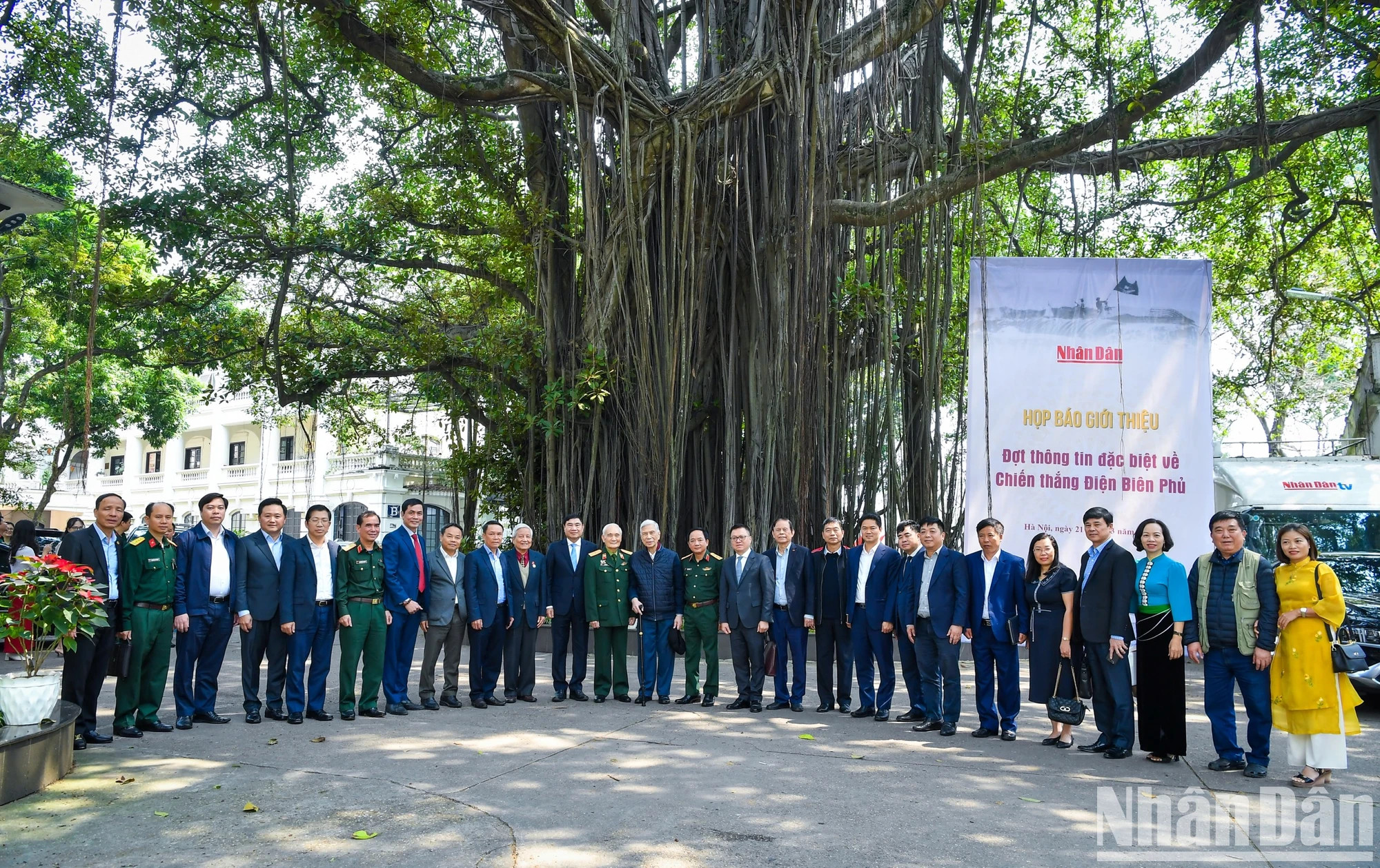 各位代表在《人民报》社总部拍纪念照。 各位代表在《人民报》社总部拍纪念照。