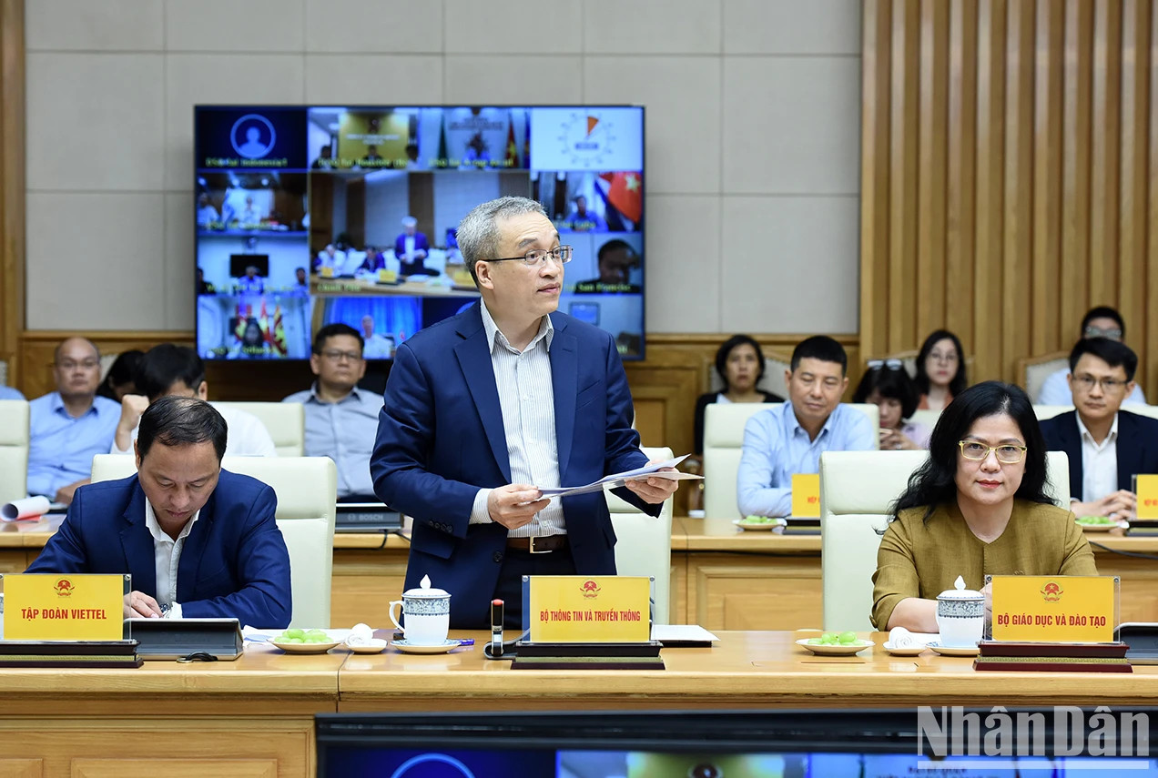 通信传媒部领导发表讲话。