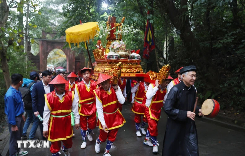 越南国家主席梁强前往义岭山峰向各位雄王敬香【组图】 ảnh 4 越南国家主席梁强前往义岭山峰向各位雄王敬香【组图】 ảnh 4