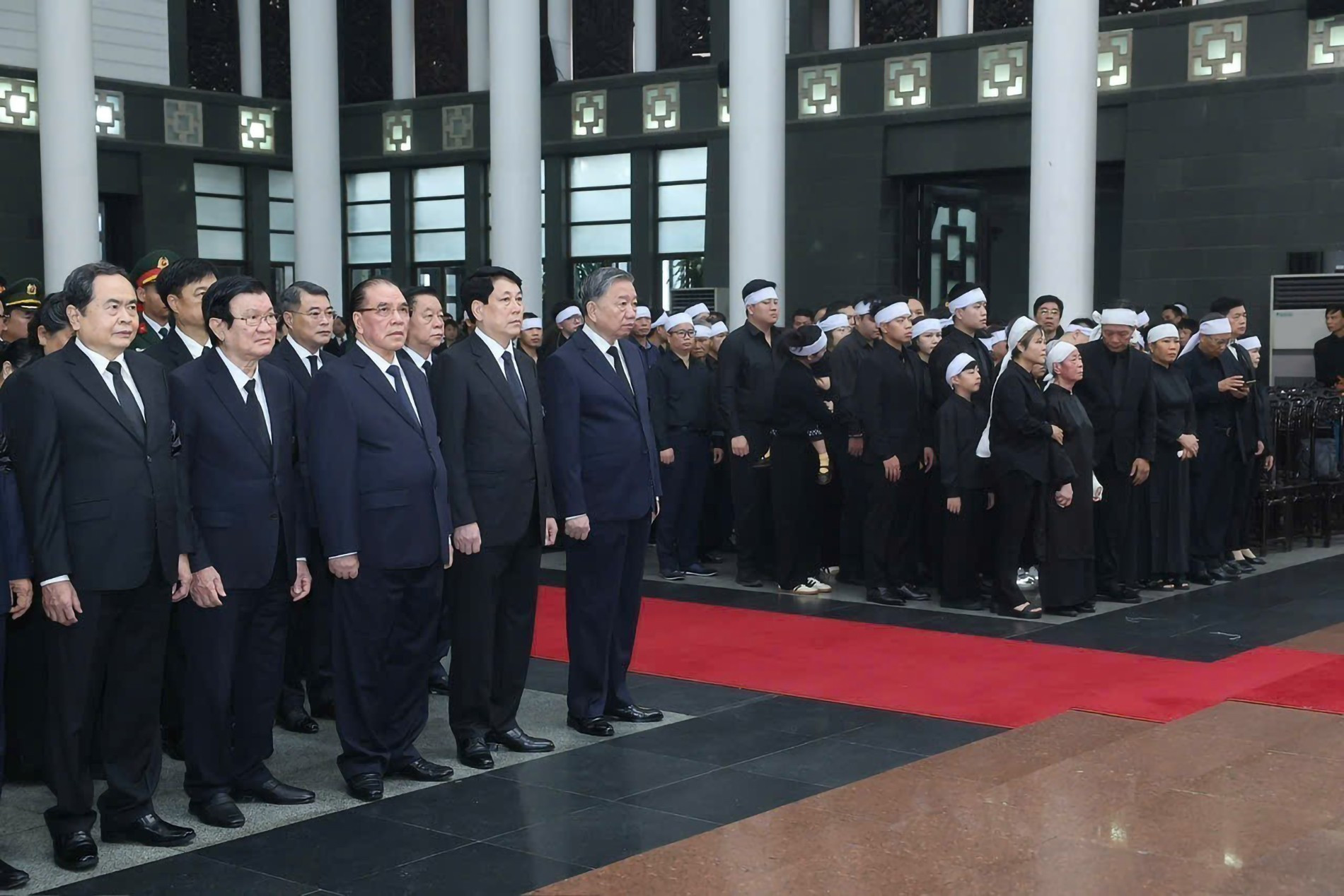 苏林总书记，越南党和国家领导、前领导人出席原越南国家主席陈德良追悼会。