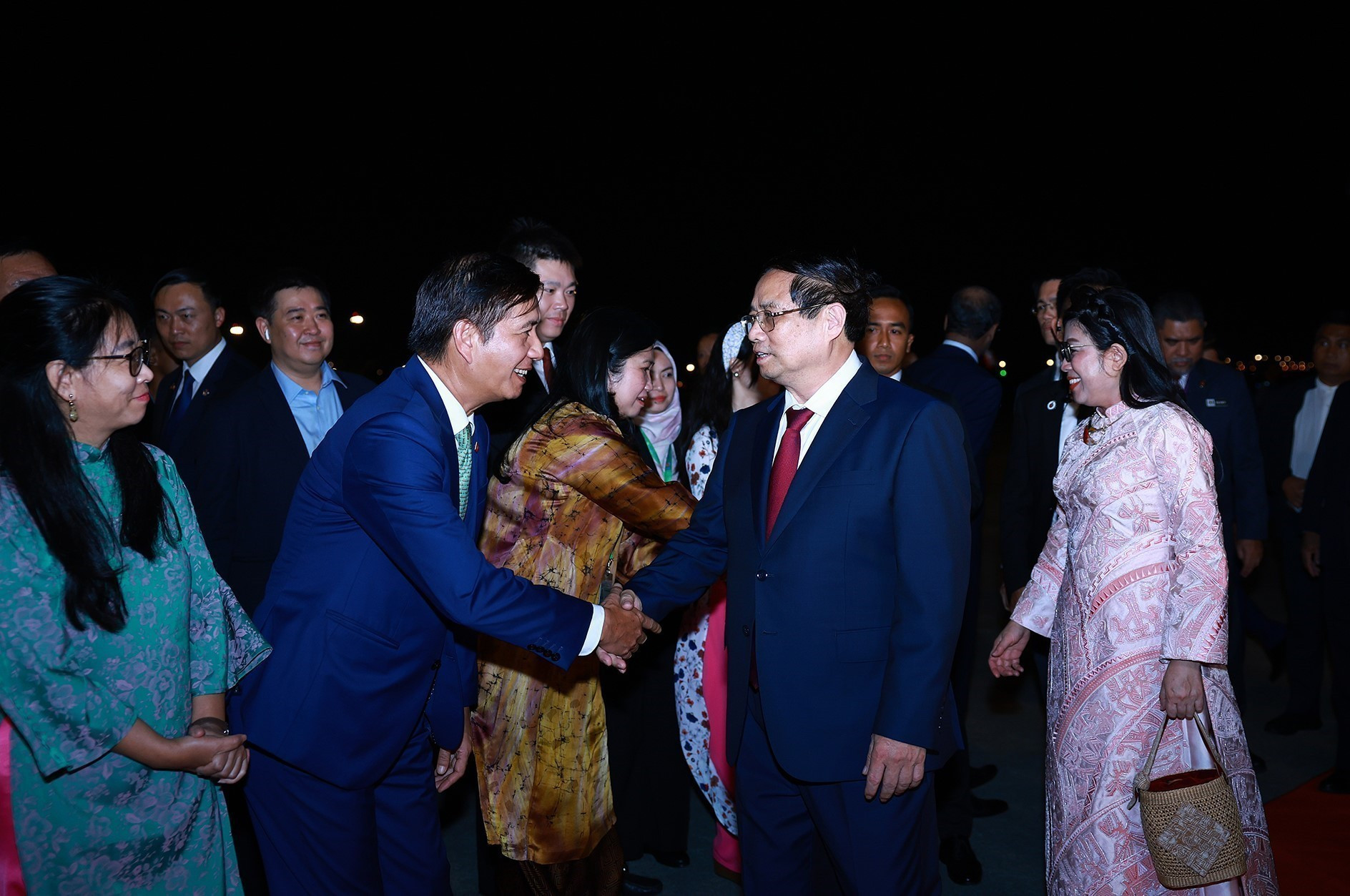 越南驻马来西亚大使馆馆员到机场迎接范明正总理一行。