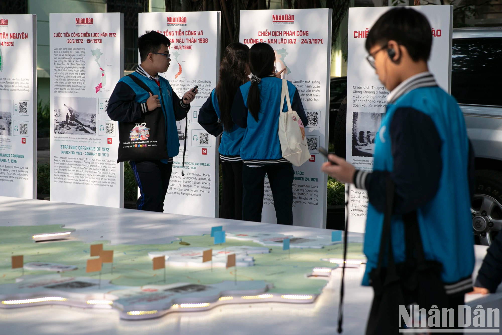 学生们了解越南人民军的光荣传统。