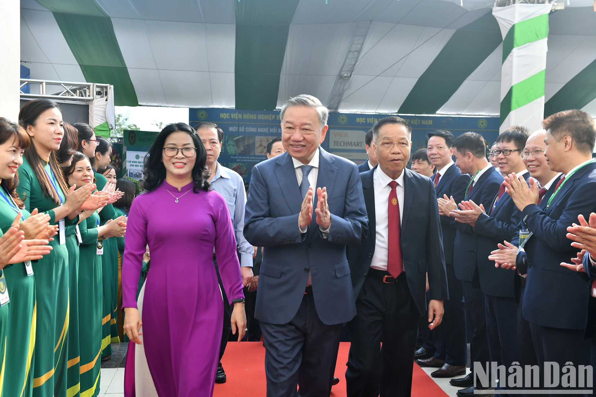 苏林总书记、国家主席出席越南农业学院2024-2025学年开学典礼。 苏林总书记、国家主席出席越南农业学院2024-2025学年开学典礼。