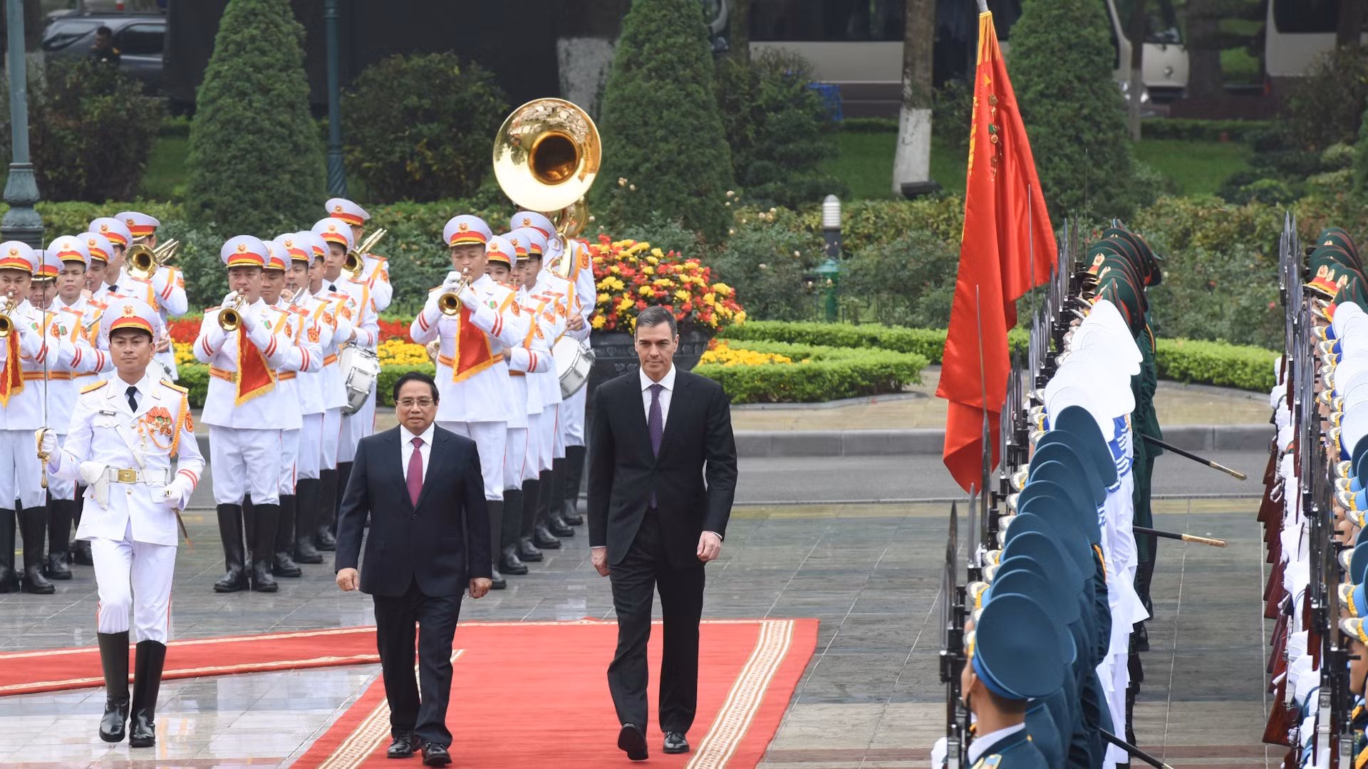 越南政府总理范明正欢迎西班牙首相佩德罗·桑切斯。