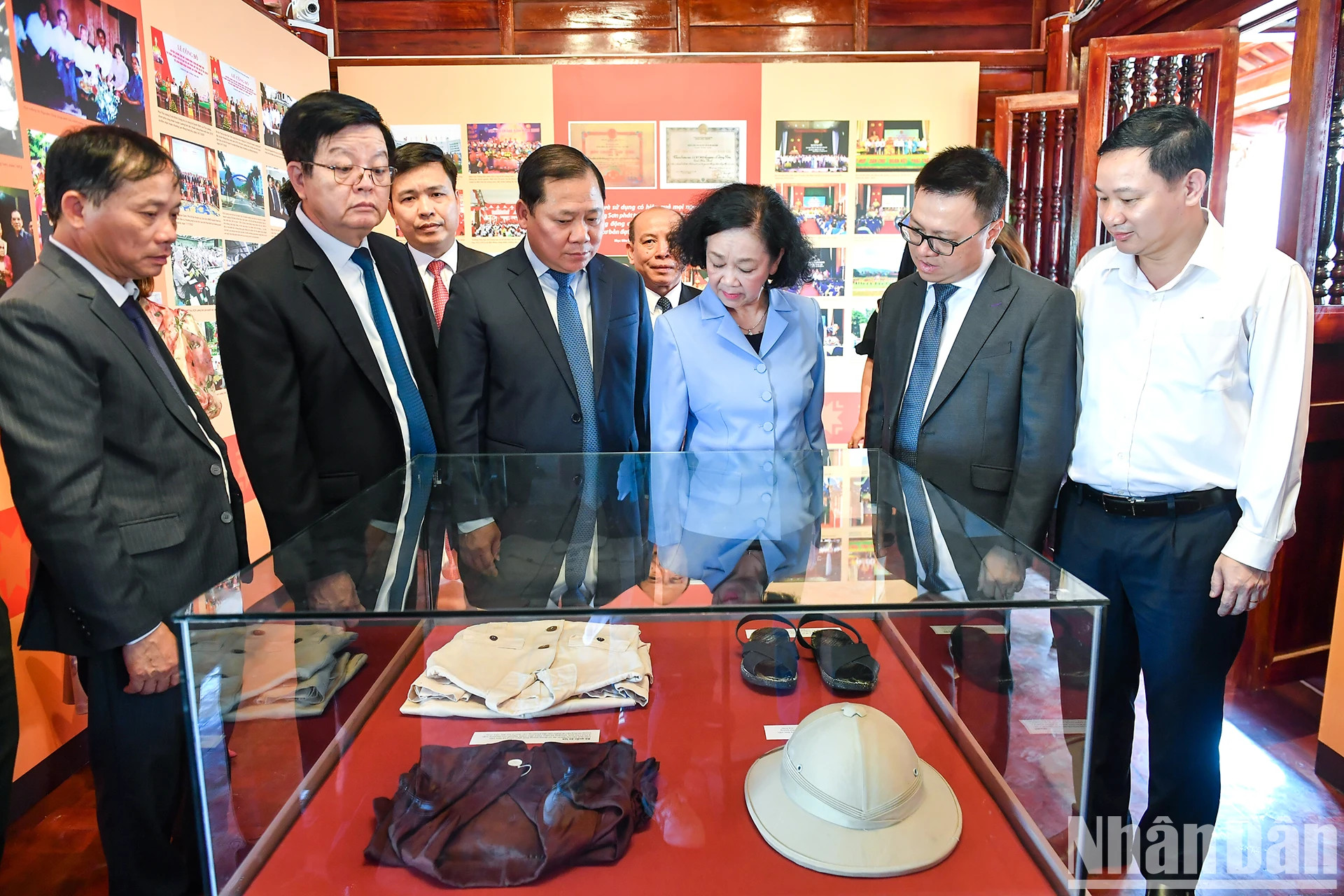 《人民报》社总编辑黎国明介绍关于《人民报》社甲二号基地——新闻工作者洞穴的历史。