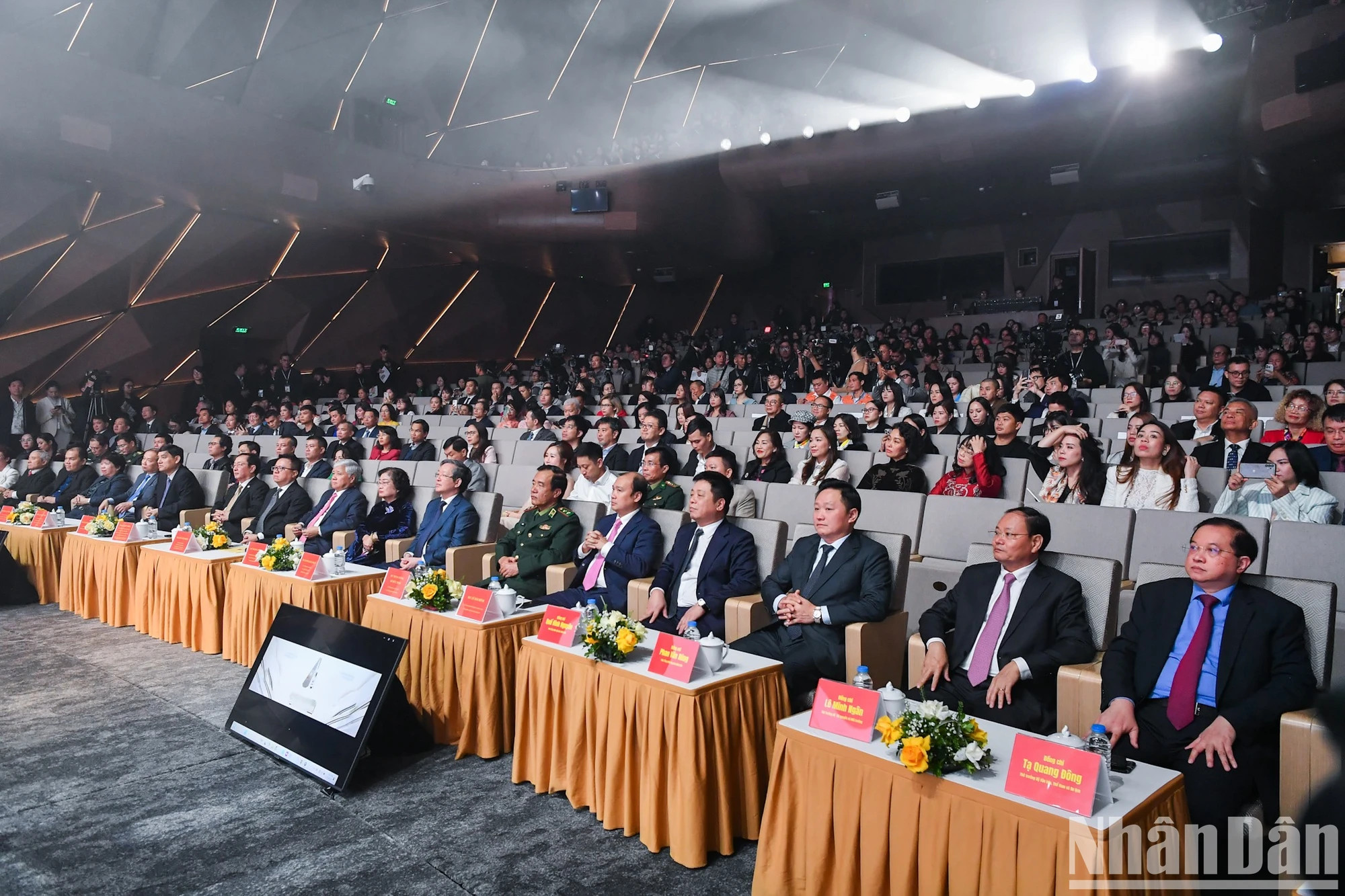 各位代表出席仪式。 各位代表出席仪式。