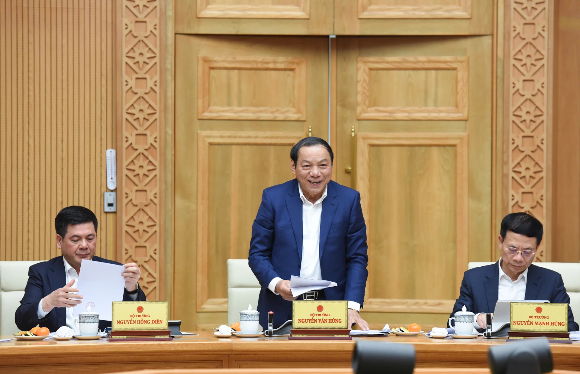 文化体育与旅游部部长阮文雄发表讲话。