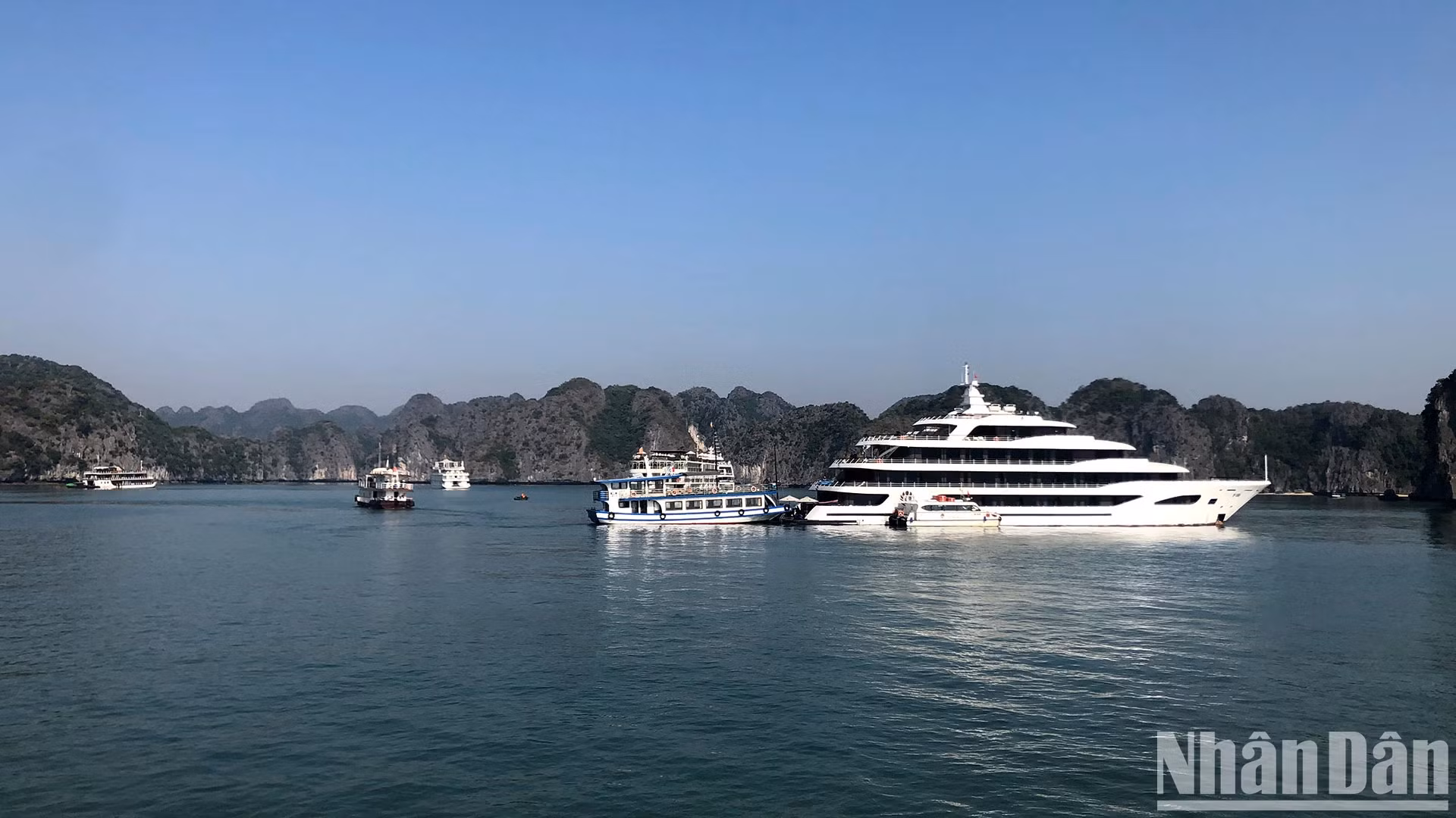 下龙湾上的旅游船。