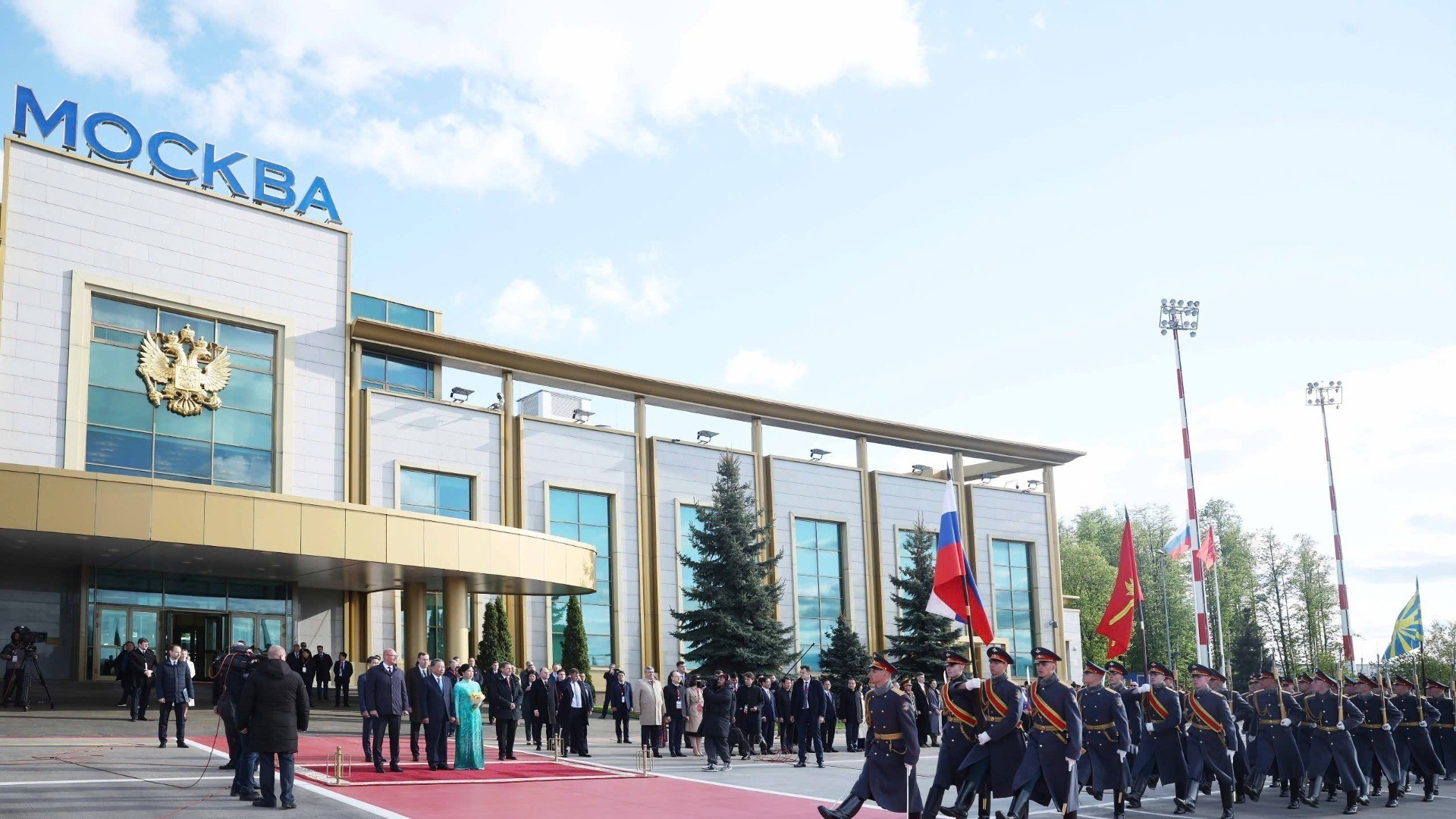 俄罗斯举行仪式，正式欢迎苏林总书记和夫人到访。