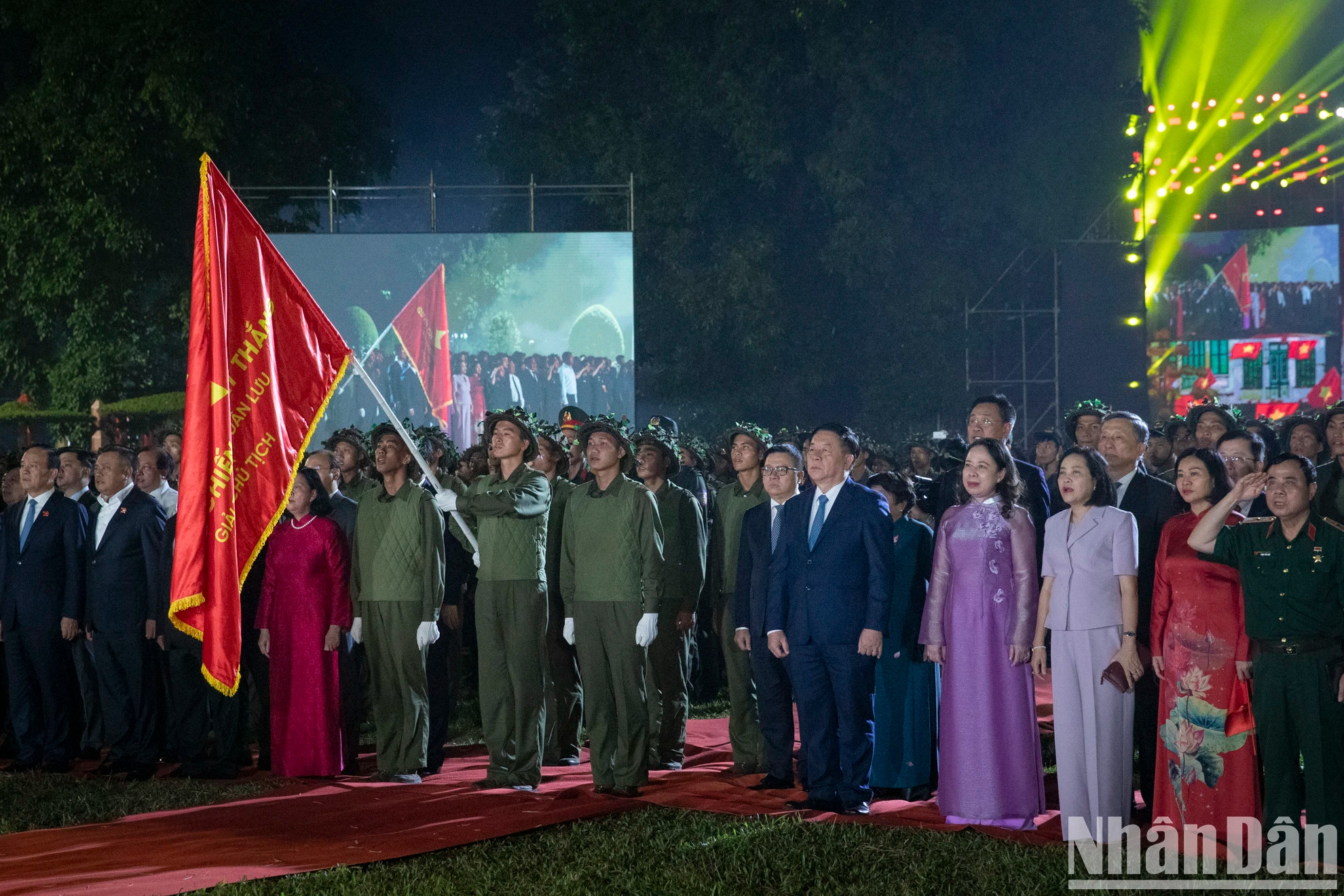 节目再现了1954年10月10日历史性的升旗仪式。 节目再现了1954年10月10日历史性的升旗仪式。