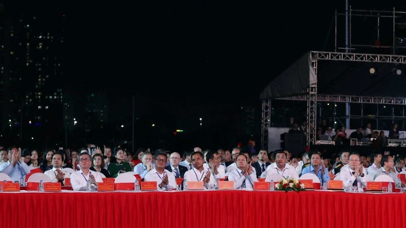 出席晚会的各位代表。