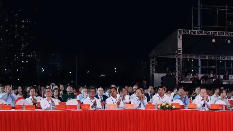 出席晚会的各位代表。