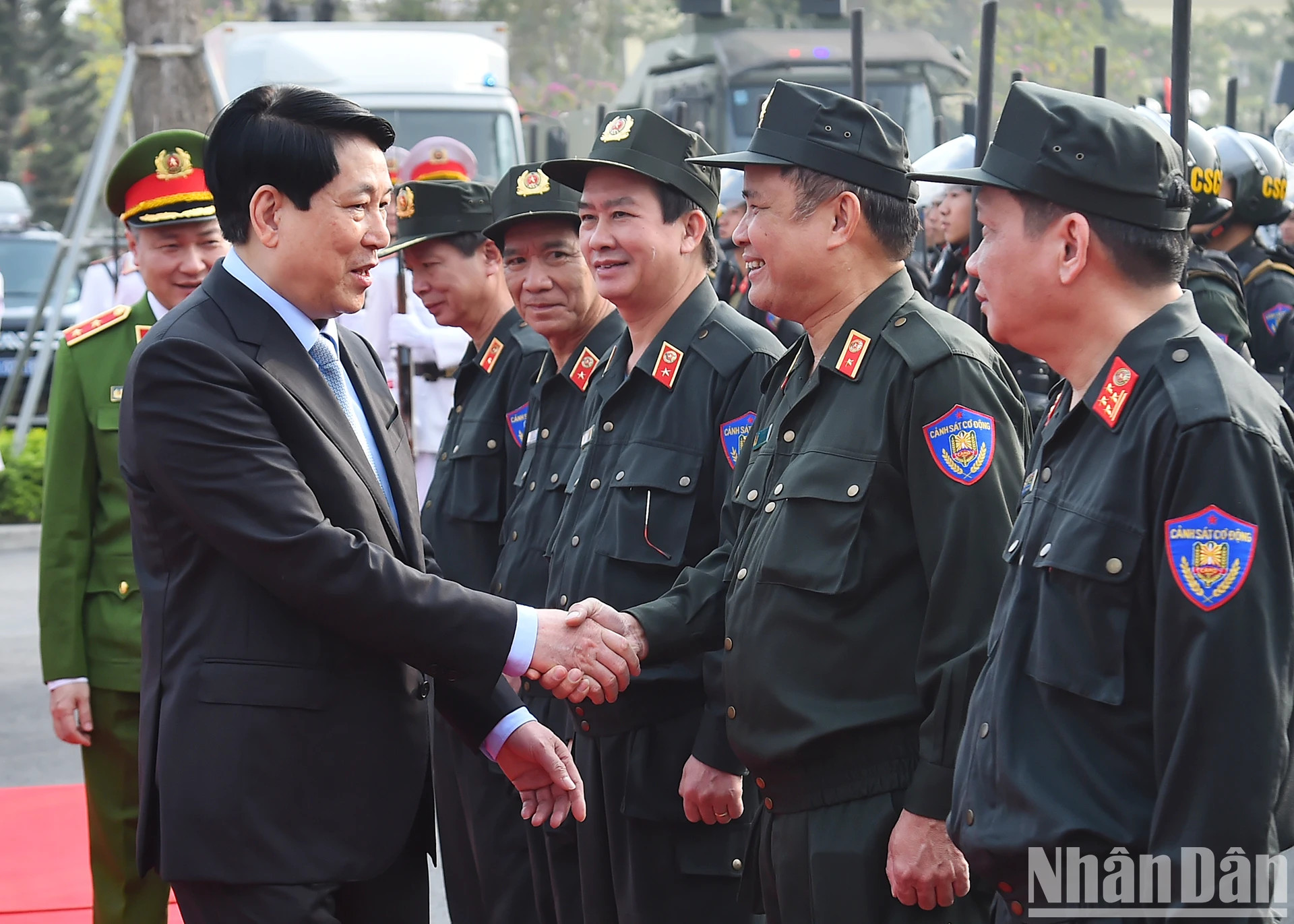 国家主席梁强和机动警察司令部官兵。