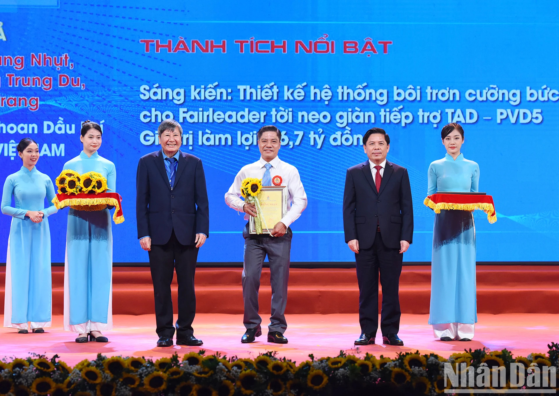 荣获奖状的各位代表。