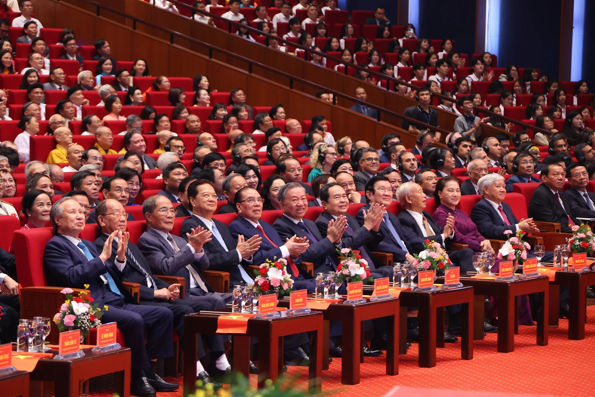 党和国家领导、前领导人和各位代表出席仪式。