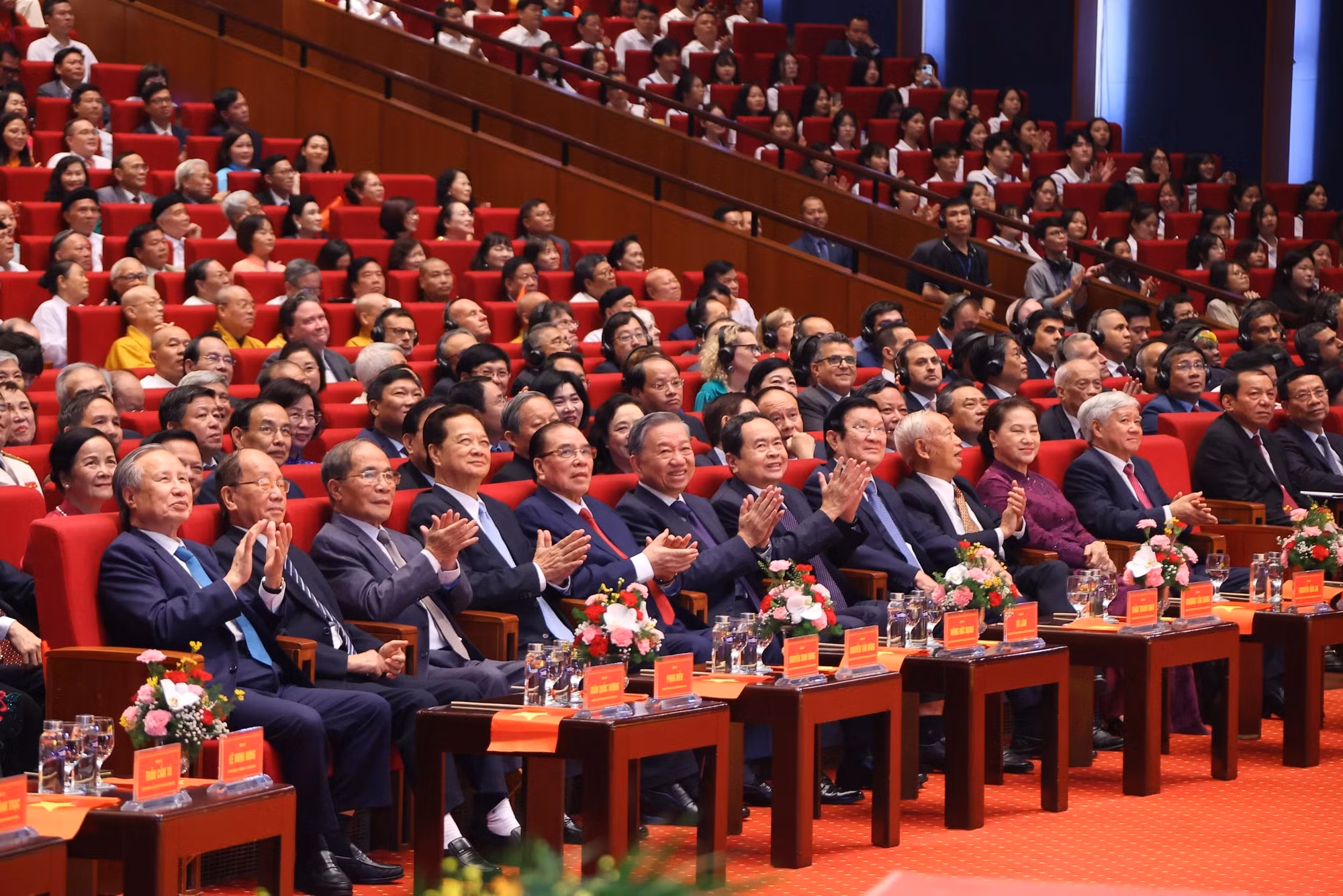 党和国家领导、前领导人和各位代表出席仪式。