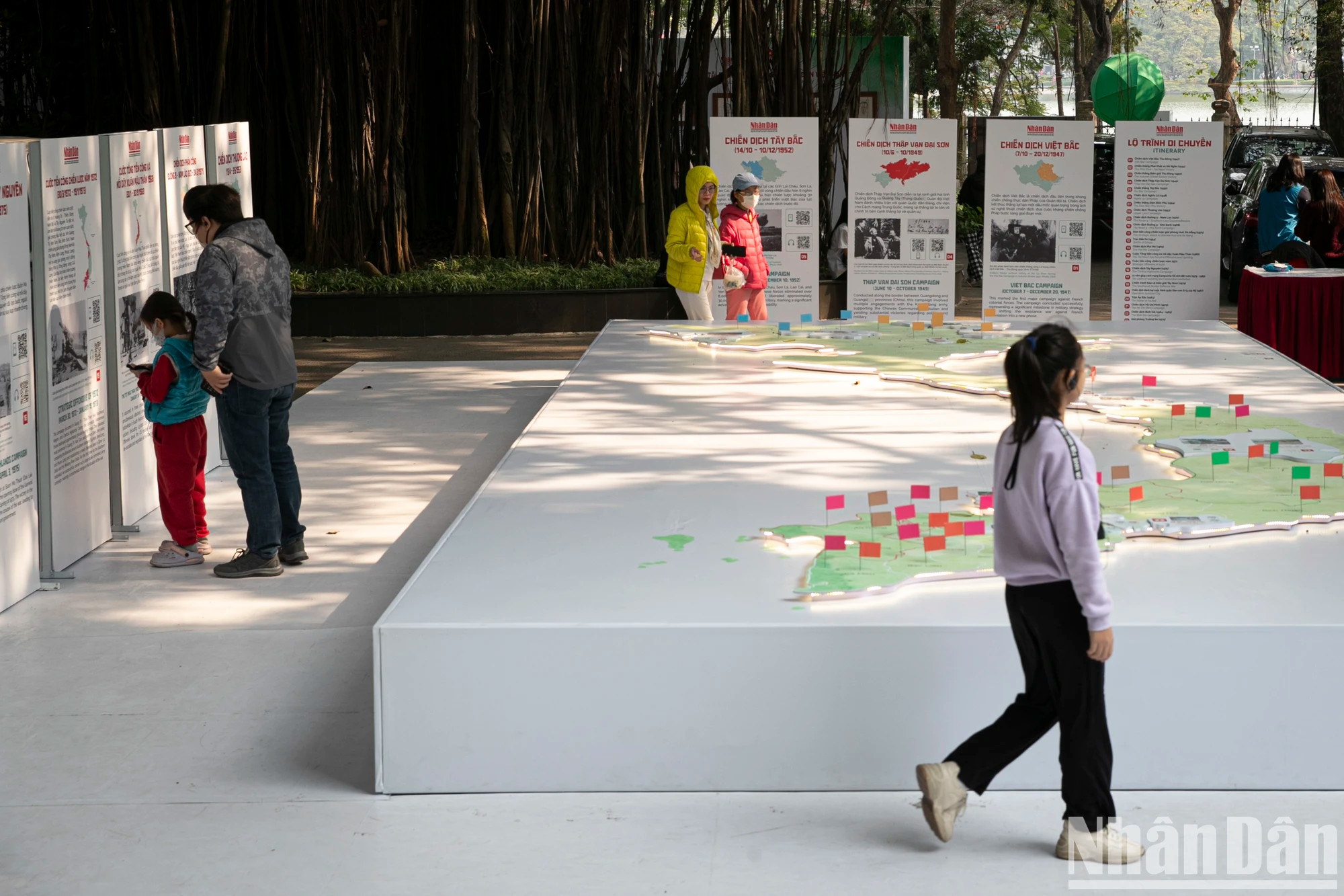 周末上午，许多家庭带着孩子前来参观展览。