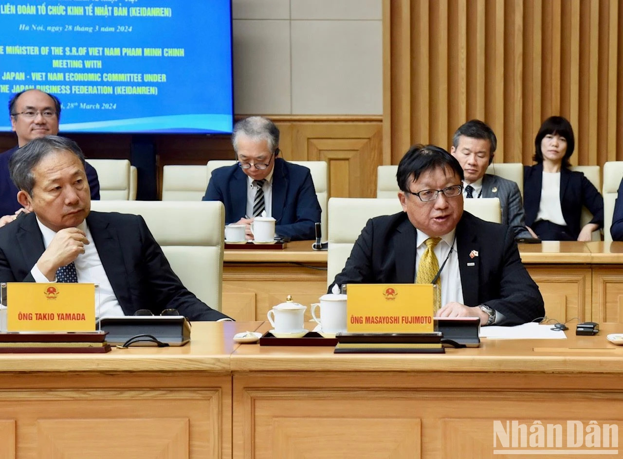 日越经济委员会联合主席Masayoshi Fujimoto发表讲话。