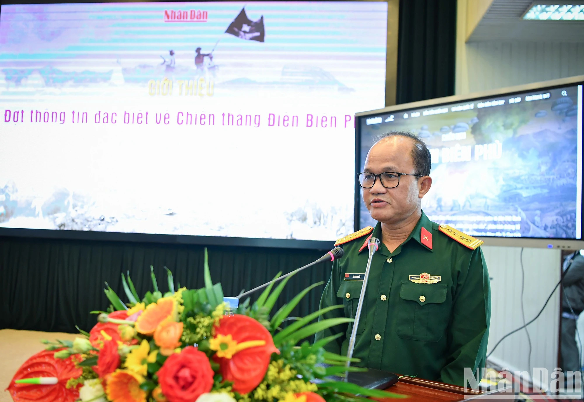 越南人民军总参谋部军事历史研究院副院长黎青拜大校分享军事历史研究院与《人民报》在展开奠边府战役的特殊专栏过程中的合作。 越南人民军总参谋部军事历史研究院副院长黎青拜大校分享军事历史研究院与《人民报》在展开奠边府战役的特殊专栏过程中的合作。