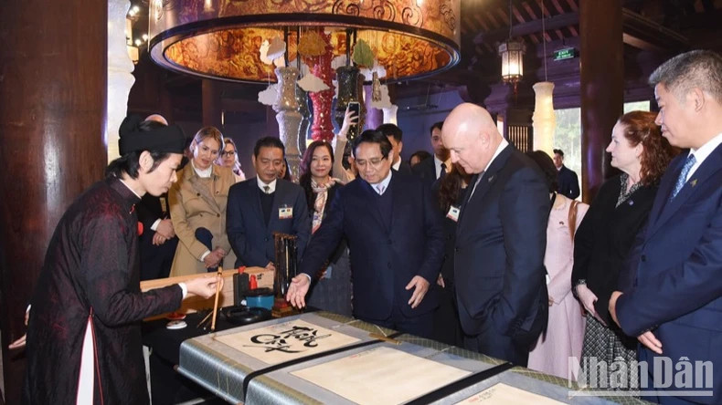 书法家为新西兰总理卢克森写下“成功”和“繁荣”两个词语。 书法家为新西兰总理卢克森写下“成功”和“繁荣”两个词语。