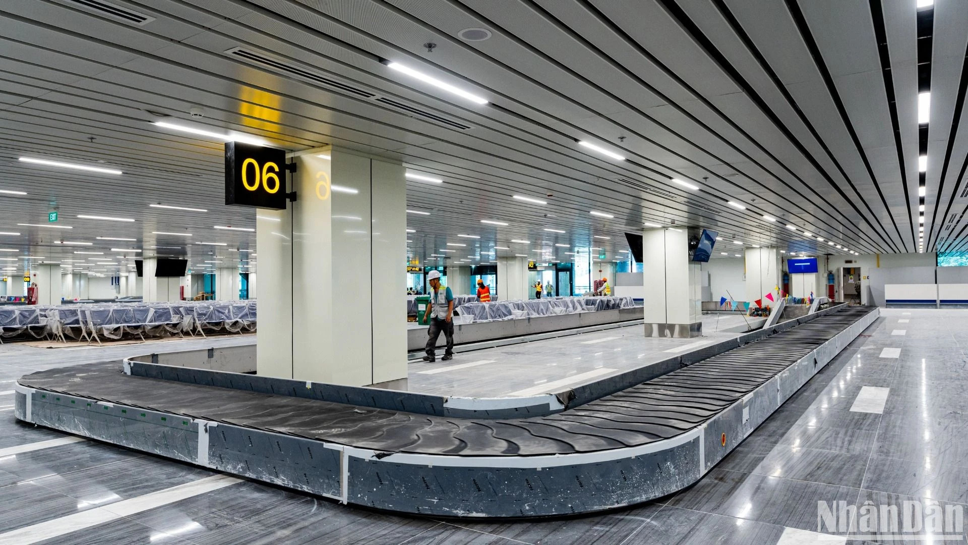 该航站楼共有6个出发行李处理岛和10个到达行李提取处，目前已进入最后施工阶段。